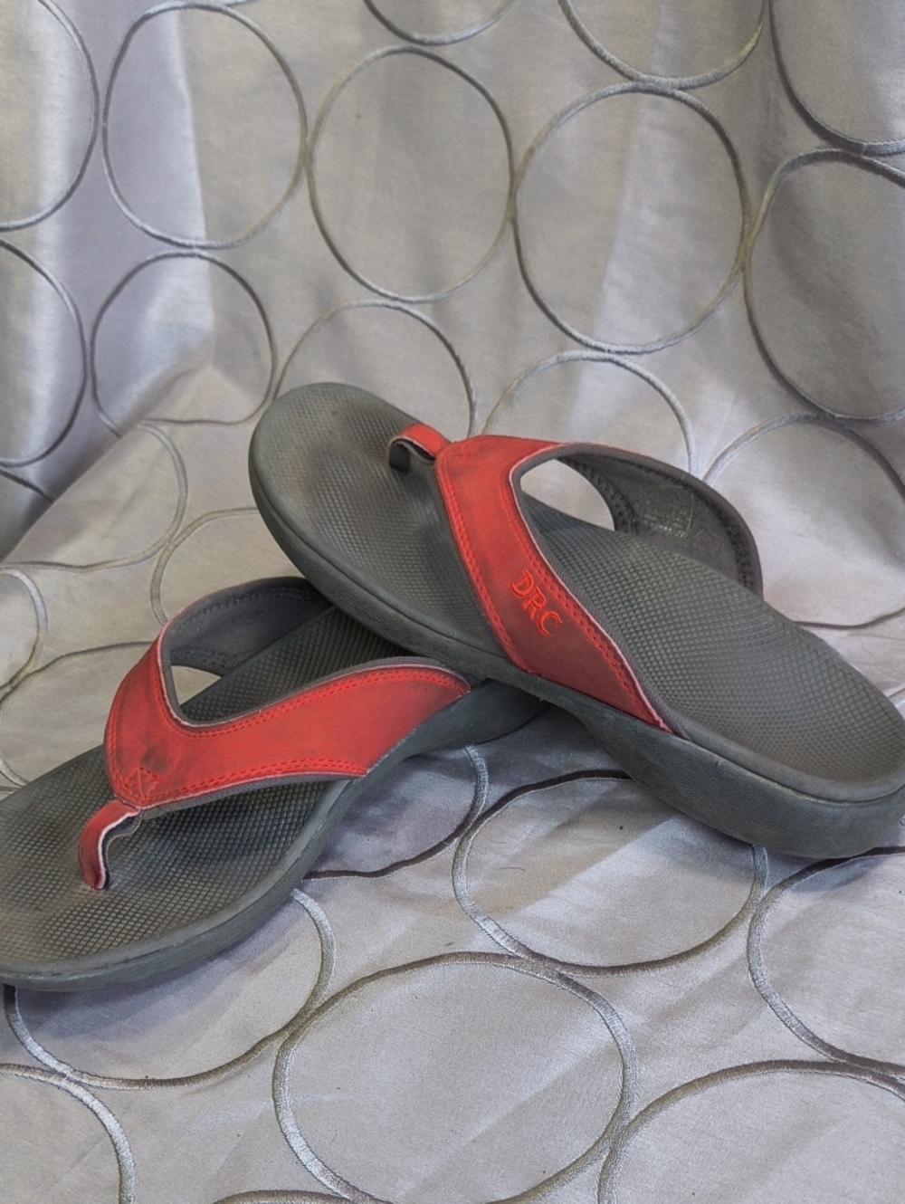 Women’s Gray Footbed Sandals with Coral-Red Strap AB